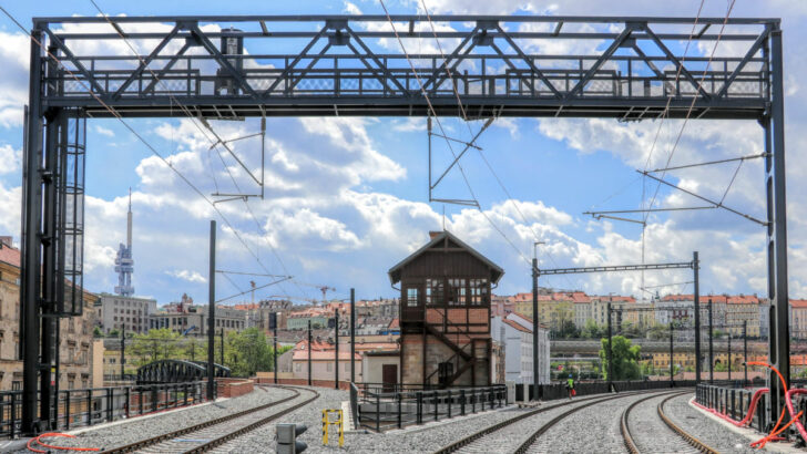Na opravený Negrelliho viadukt se vrací vlaky. Ve své době byla stavba světovým unikátem
