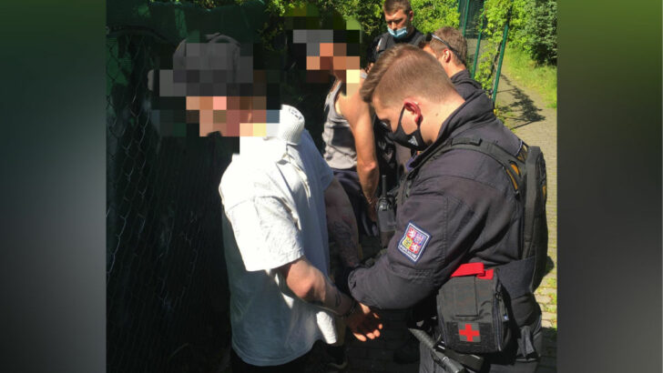 Zloděje motorky přistihl policista v civilu. Při zatýkání pomohla jeho fena