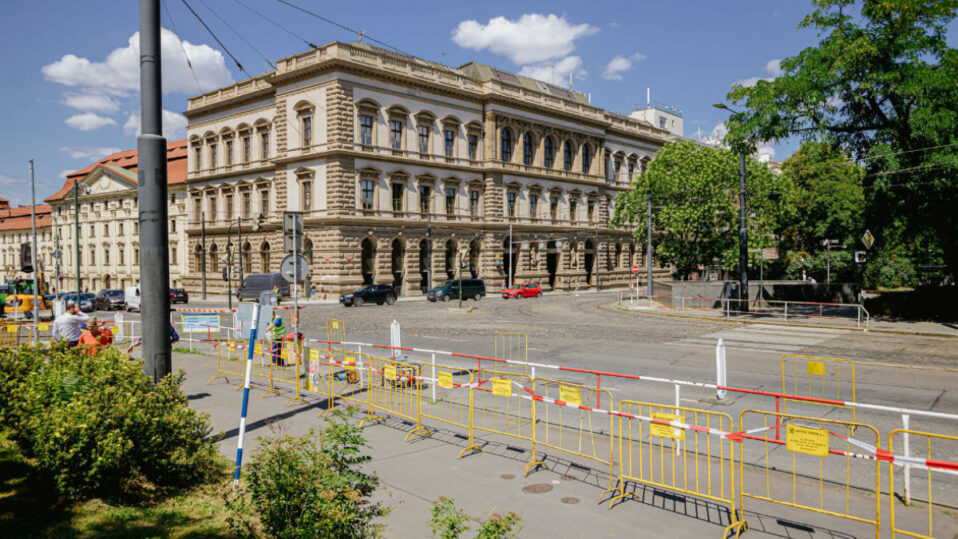 Nové přechody a méně zábradlí. Karlovo náměstí prochází další fází rekonstrukce