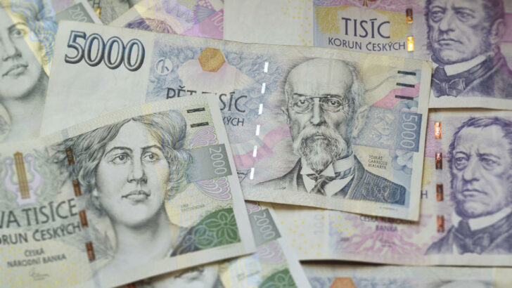 Model spočítal, kolik budou Češi brát přesně za rok. Nejspíš pokoříme symbolickou hranici