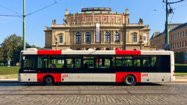 První autobus v nových barvách PID bude nasazen na pravidelnou linku