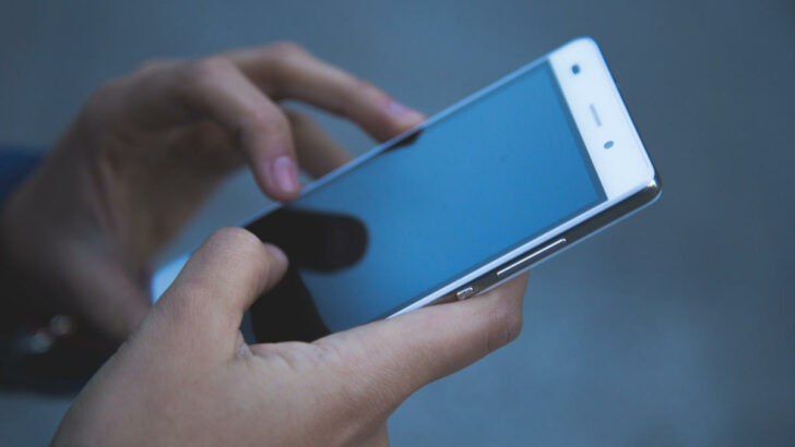 Mobilní telefon slouží k digitální komunikaci