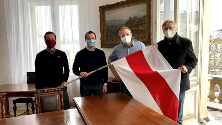 Praha 3 vyvěsila vlajku na podporu běloruské opozice