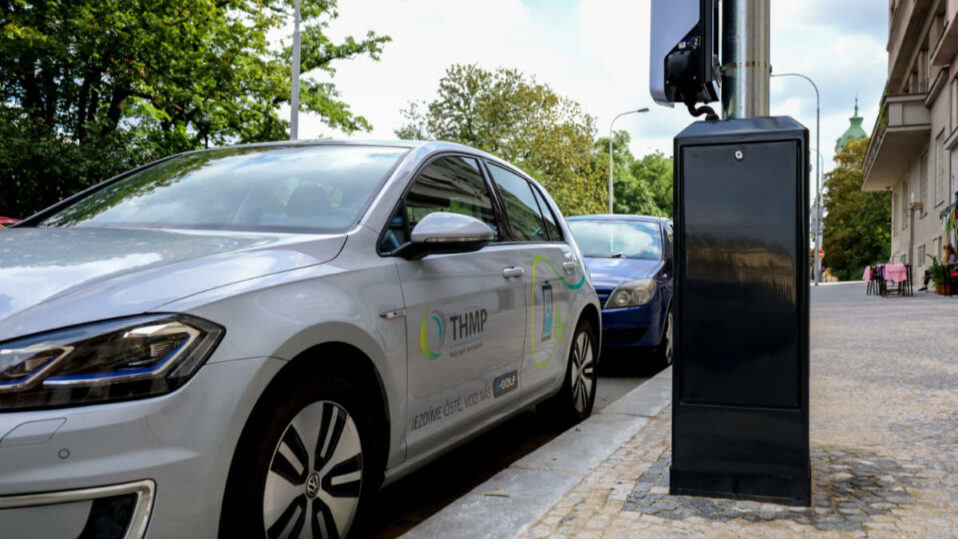 K nabíjení elektromobilů v Praze budou sloužit tisíce stožárů veřejného osvětlení