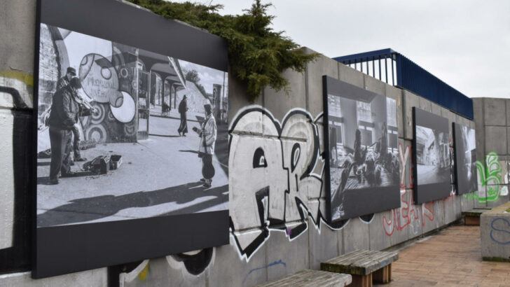 U stanice metra Vltavská vznikla dočasná venkovní galerie