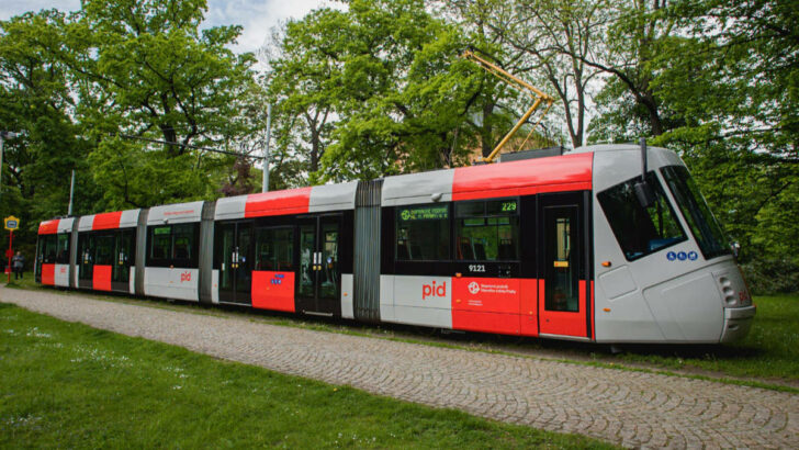 Pražská MHD mění kabát. V ulicích jezdí první tramvaj v nové podobě