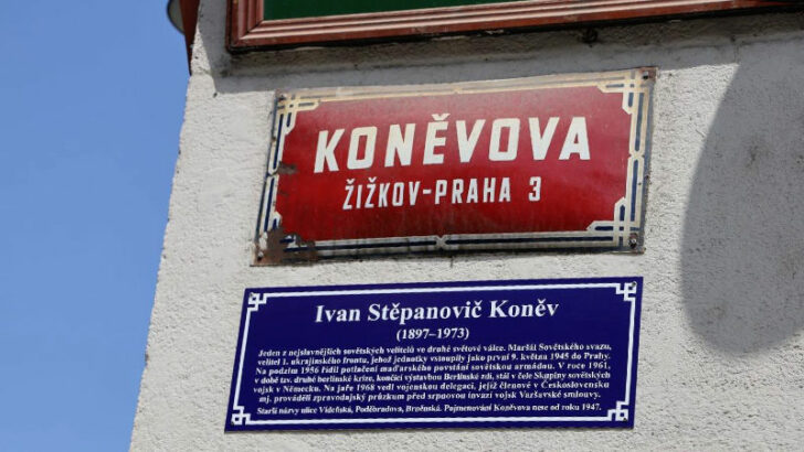 Přejmenovat Koněvovu ulici? Radnice jde raději cestou osvětových tabulek