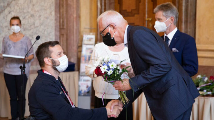 Jiří Drahoš supluje nemohoucího Zemana v roli prezidenta. Komentář Kristiána Vícha