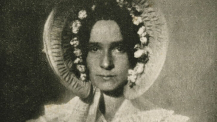 Osud historicky první ženy zachycené na fotografii. Dožila se mimořádného věku