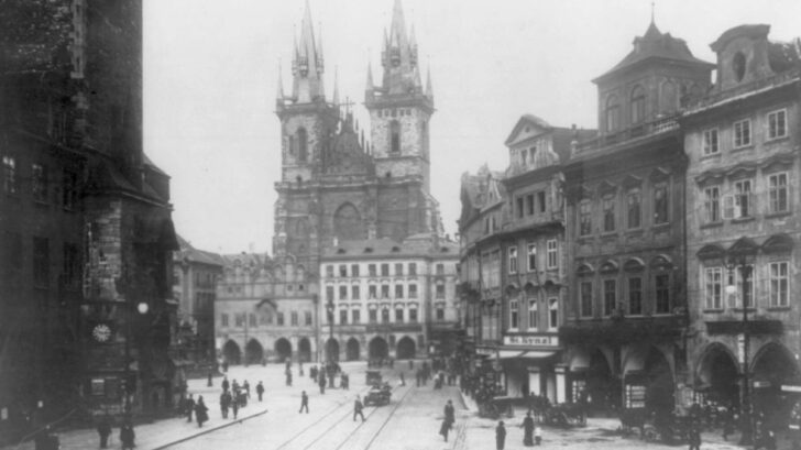 Drtivá pandemie ruské chřipky řádila i u nás. Dobový popis hodně připomíná současnost