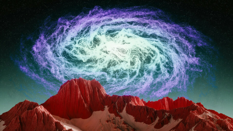 Noční obloha s galaxií nad pohořím