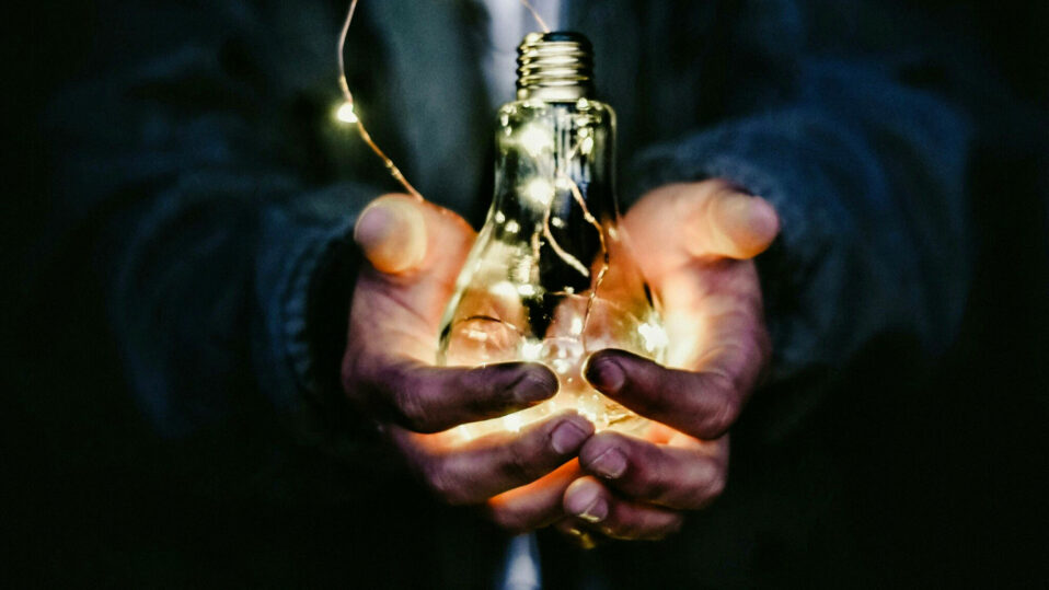Světlo v rukou symbolizuje naději a inspirační energii