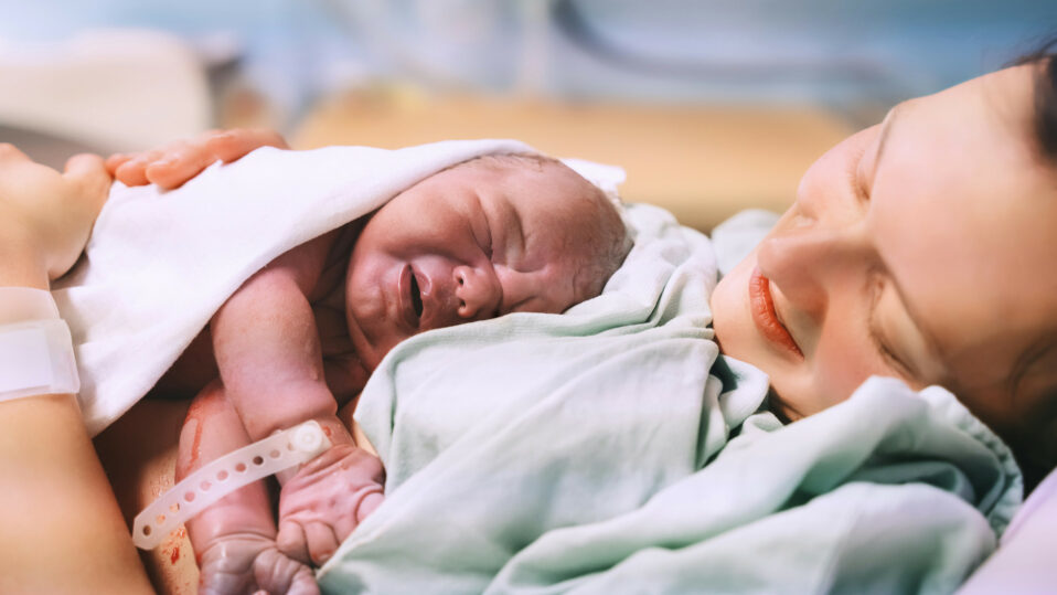 Znásilněná důvěra v porodnici. Tisíce žen mlčí o traumatu z největšího dne jejich života. To se ale musí okamžitě změnit!