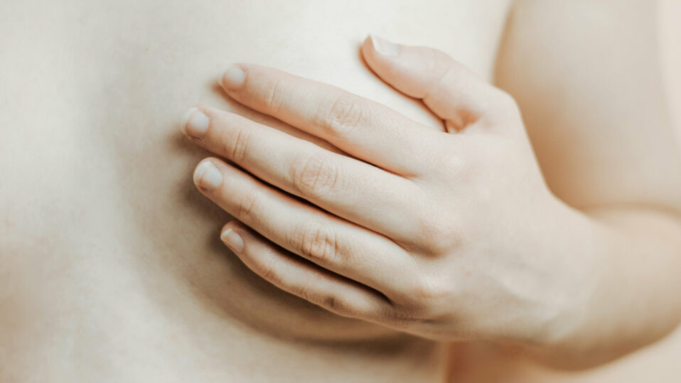 Posmrtné tajemství prsních implantátů. Muž prozradil, co se s nimi děje