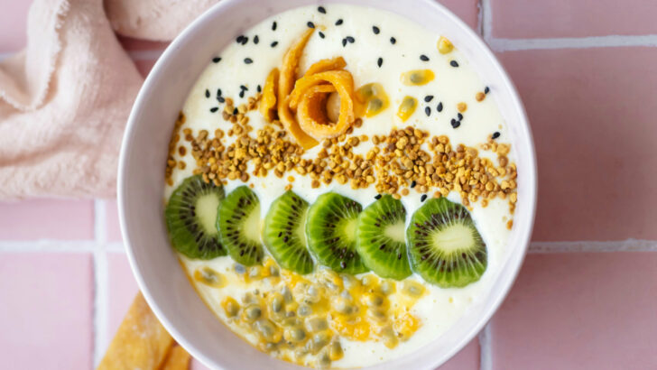 Smoothie bowl: Barevná snídaňová mísa plná energie a vitaminů