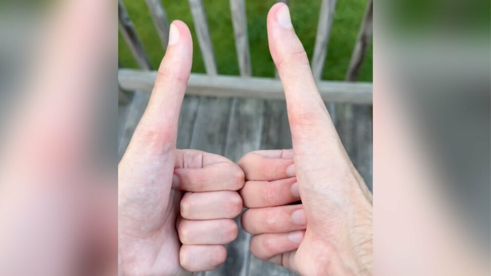 Krasavec s gigantickými prsty boří internet. Ukazuje to na videu a lidi hodně baví