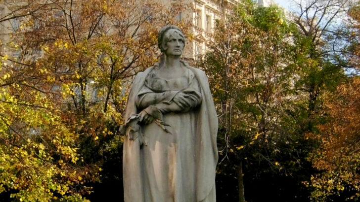 Časem zapomenutá legendární herečka má v Praze pomník. Až půjdete kolem, připomeňte si její osud. Dnes je den jejího narození