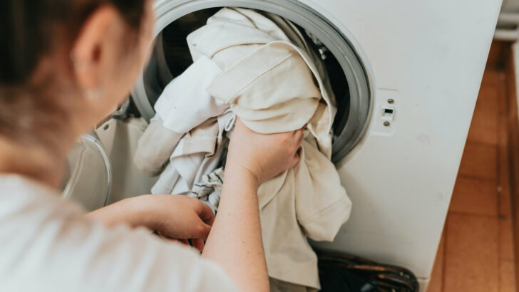 Vaše pračka křičí o pomoc! Naučte se jí rozumět, než přijdete o hromadu peněz