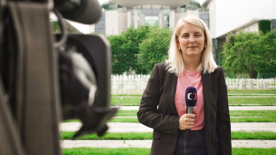 Personální veletoče v České televizi. Tváře jsou přesouvány na jiné posty. Akce Kulový blesk začala