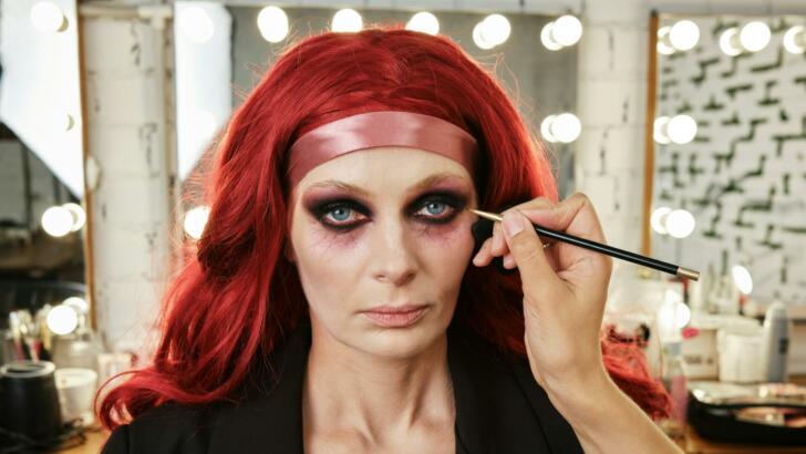 Žena s líčením připomínajícím upíra