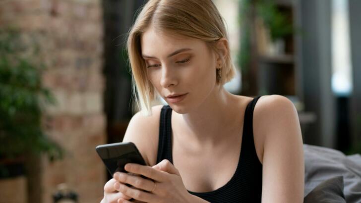 Čtení zpráv na mobilu patří k běžným denním činnostem