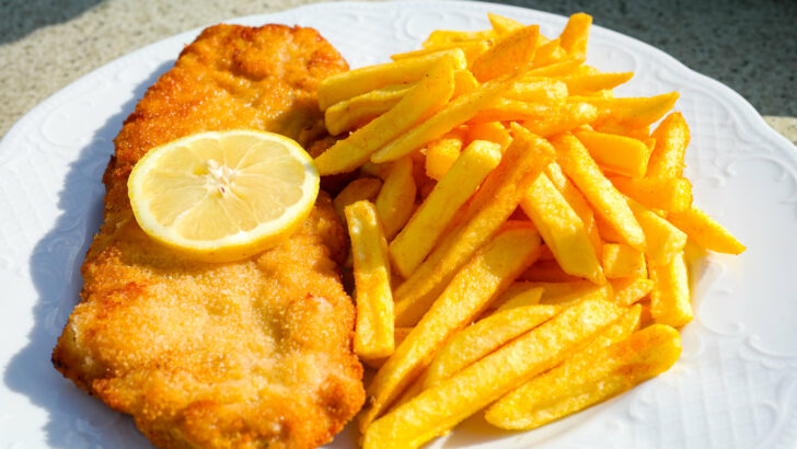 Klasický smažený řízek s hranolky a plátkem citronu