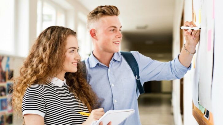 Studenti spolupracují při společném projektu ve škole